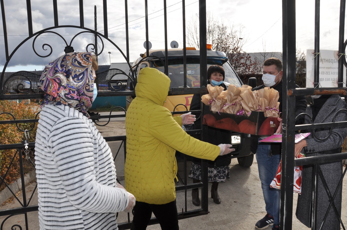 ПОСТОЯЛЬЦЫ ДОМА-ИНТЕРНАТА ДЛЯ ПРЕСТАРЕЛЫХ ПОЛУЧИЛИ ПОДАРКИ ОТ ШКОЛЬНИКОВ